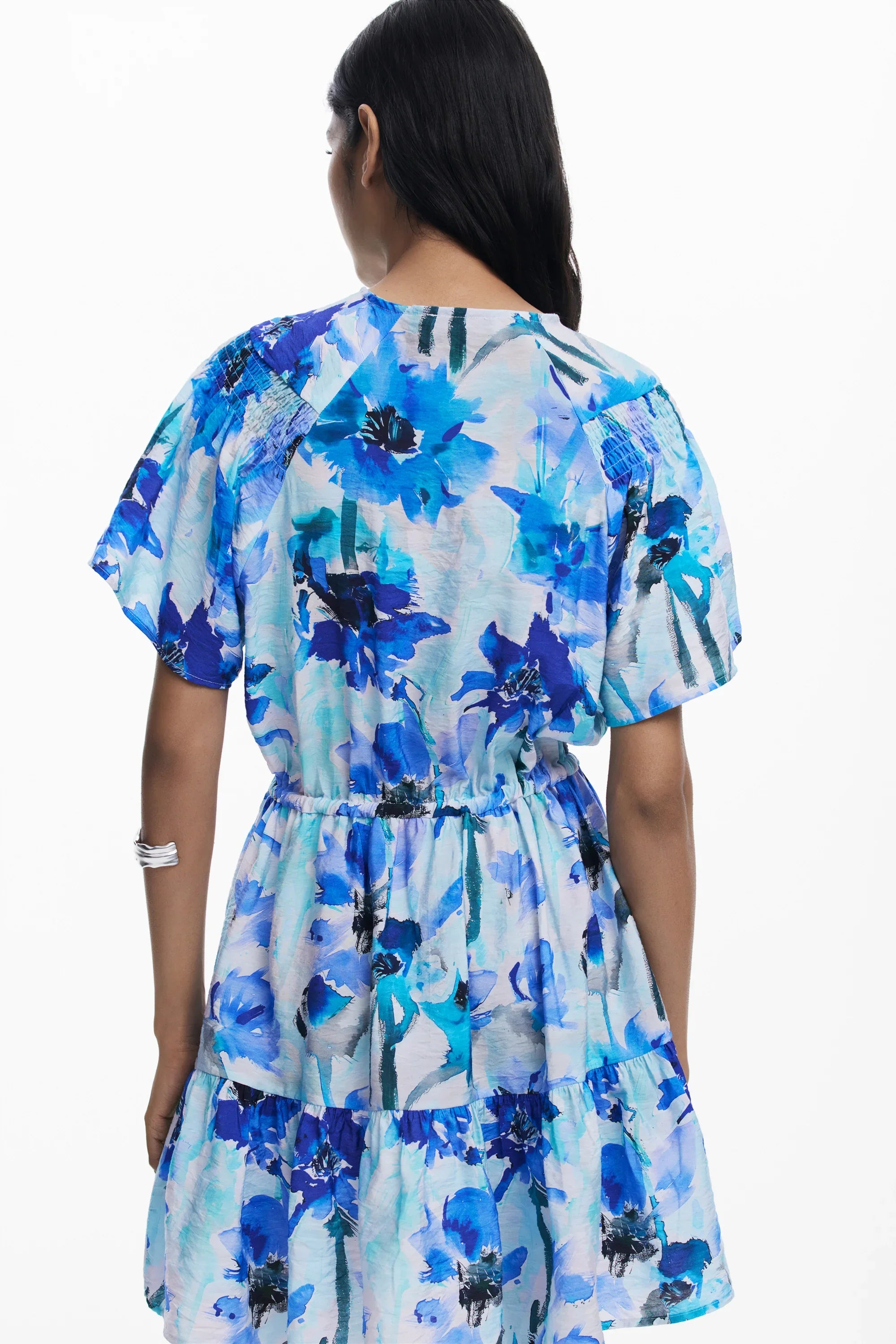שמלה פרחונית בכחול ולבן לאישה, צילום גב, אופנה קיץ ב-CHOZEN מותגי על