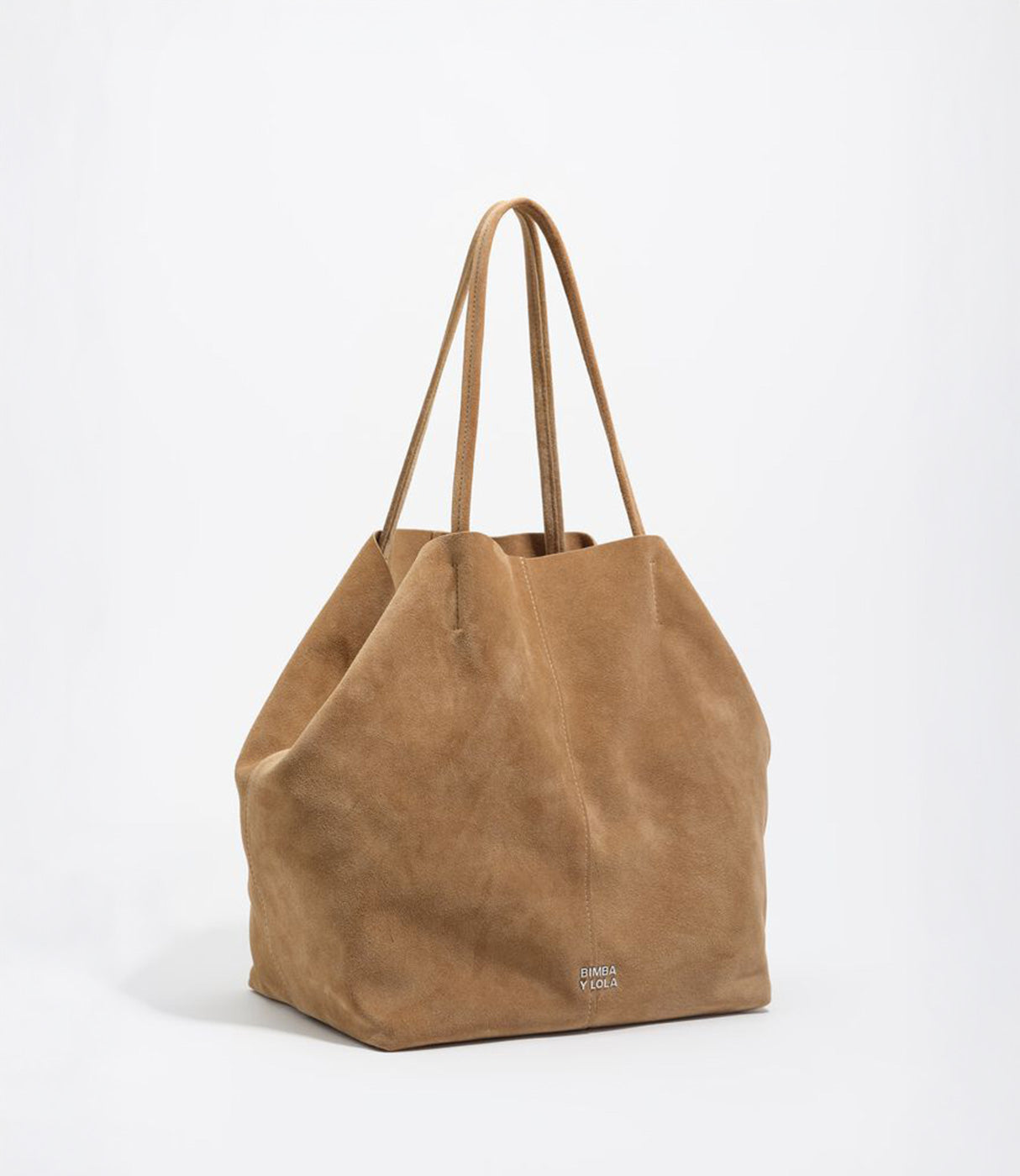 תיק כתף גדול עשוי זמש חום עם ידיות דקות, ממותג Bimba Y Lola, על רקע לבן