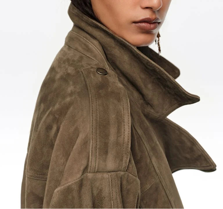 מעיל זמש חום אופנתי עם דש גדול וכפתורים דקורטיביים על הכתף