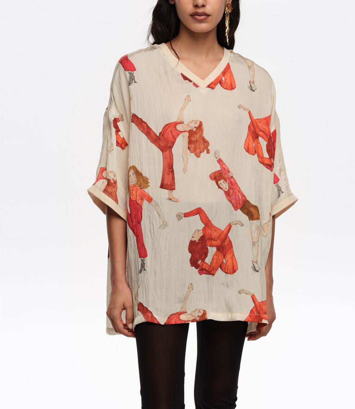חולצה רחבה בגוון בז', הדפסים של דמויות נשים רוקדות בצבעי אדום וכתום