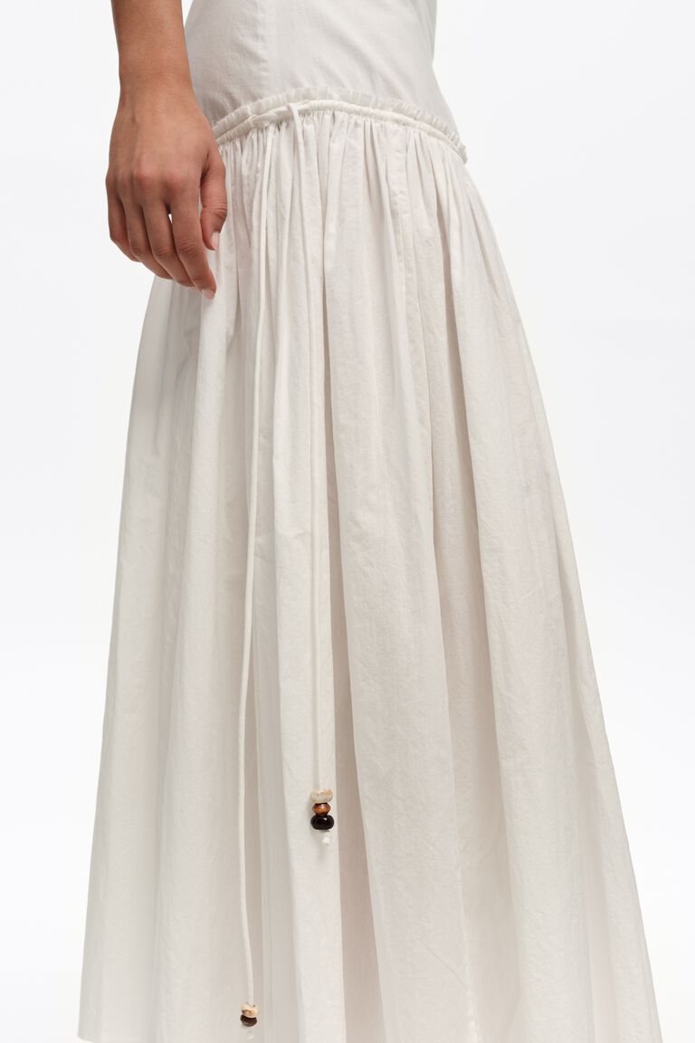 חצאית לבנה ארוכה עם גזרה מתרחבת ושרוך קשירה עם חרוזים