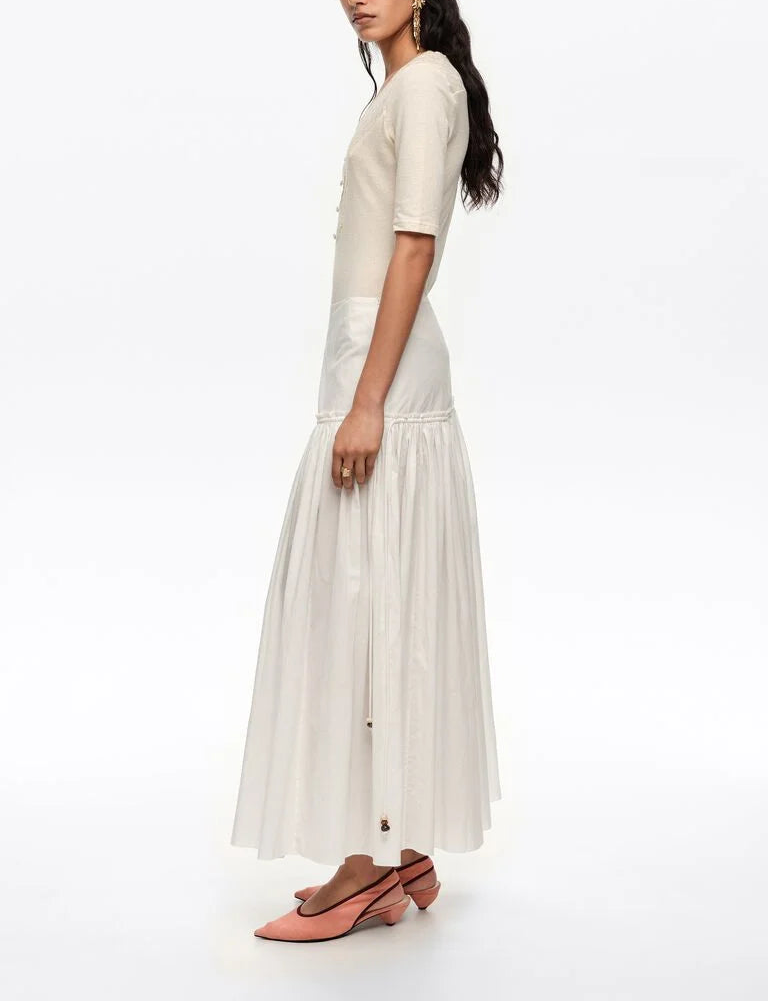 אישה עם שמלה לבנה ארוכה ונעליים ורודות, לוק אלגנטי, אופנה לנשים