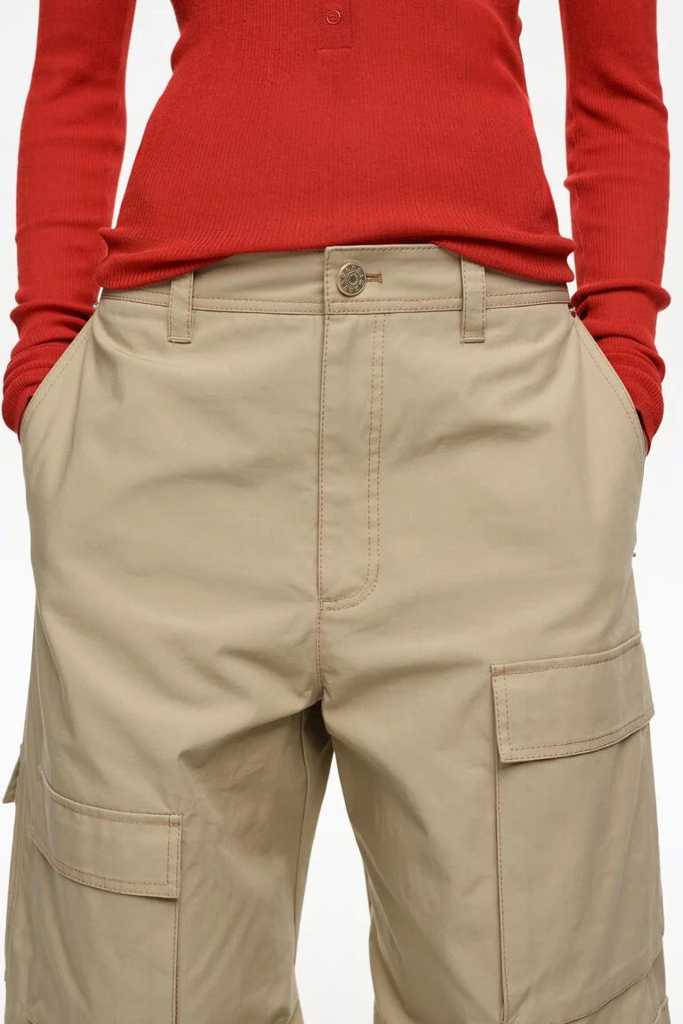 מכנסי קארגו בז׳ כיסים צדדיים, חולצה ארוכה אדומה, אופנת נשים