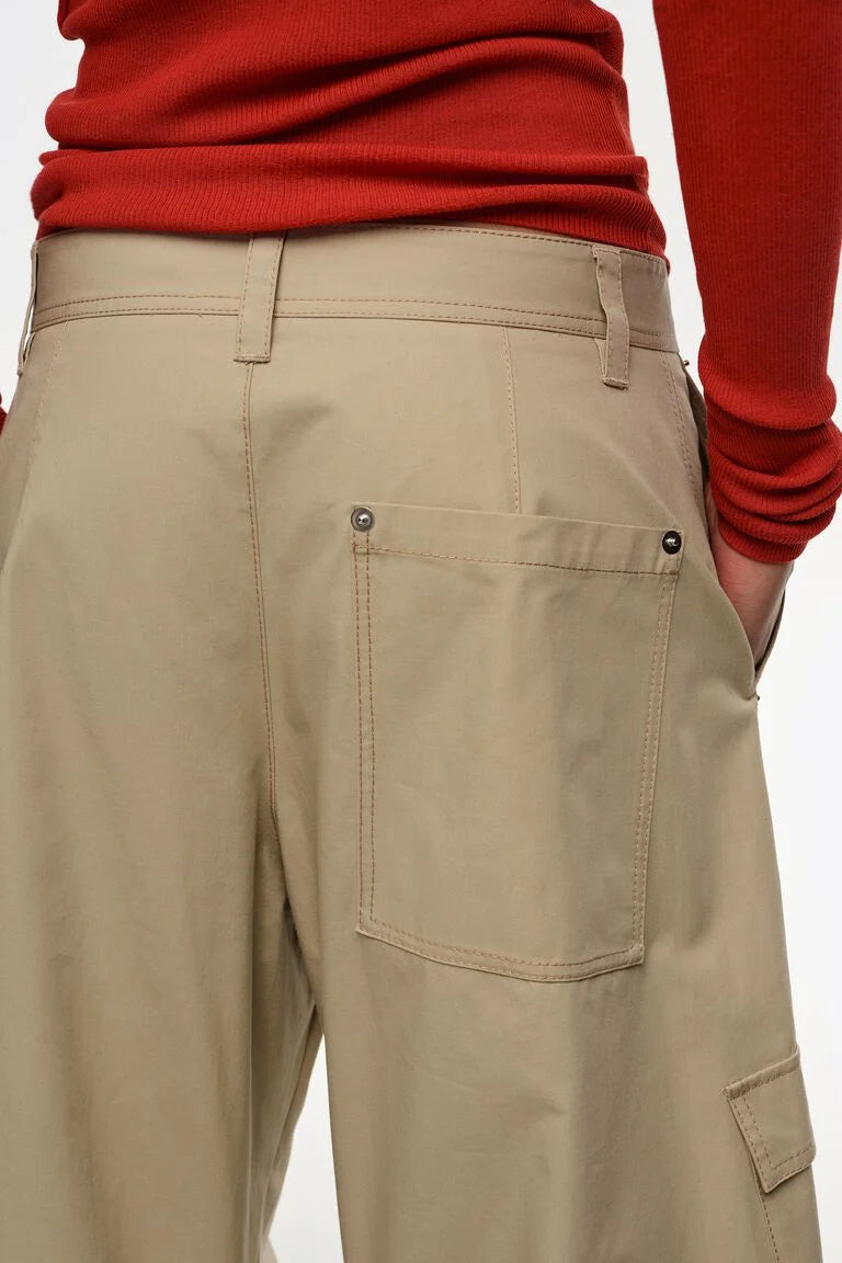 מכנסי קאז'ואל בגזרה רחבה בצבע בז', כיס אחורי גדול, חולצה אדומה ארוכה