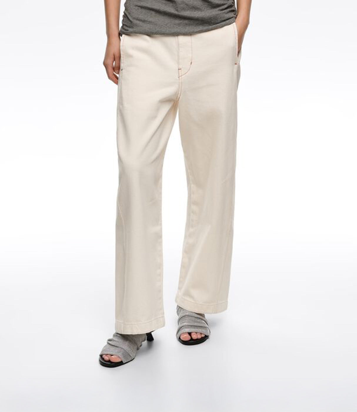 מכנסיים רחבים לנשים בצבע שמנת עם כיסים, מראה יומיומי אופנתי