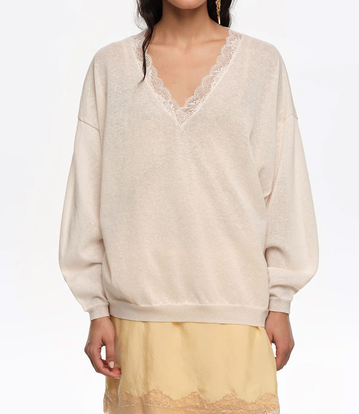 סוודר נשים בז' עם מפתח וי ותחרה עדינה, חולצה אופנתית ליום יום