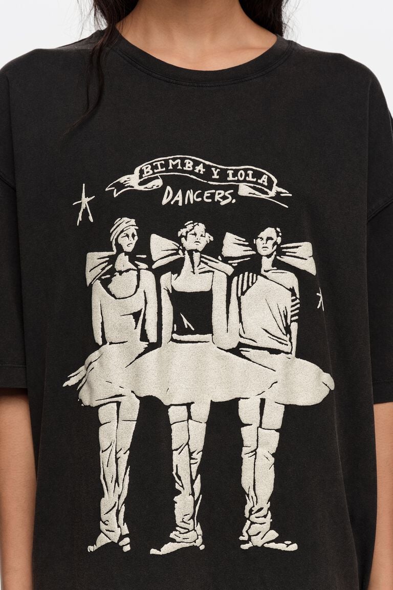 חולצת טריקו שחורה עם הדפס גרפי בלבן של שלוש דמויות רקדניות וכיתוב BIMBA Y LOLA DANCERS