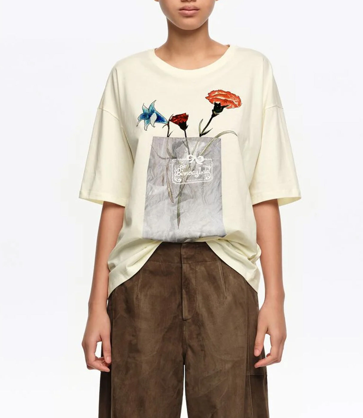 חולצת טי לבנה עם הדפס פרחים צבעוני ואלמנט מרובע בחזית, אופנה לנשים