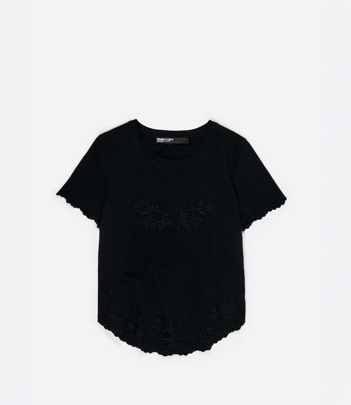 חולצת טי שירט שחורה לנשים עם רקמת תחרה עדינה לאורך החלק התחתון, שרוולים קצרים