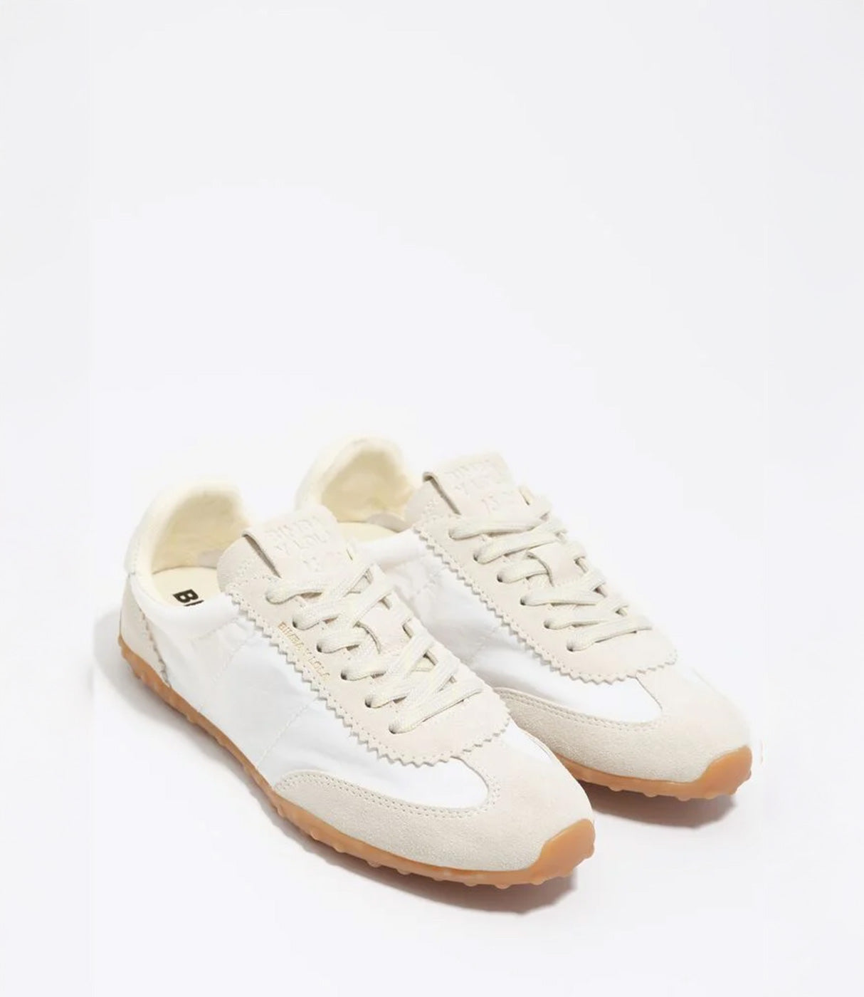 סNEakers יוניסקס בצבע לבן עם סוליה חומה, עיצוב מודרני, נעלי ספורט אופנתיות לגברים ונשים