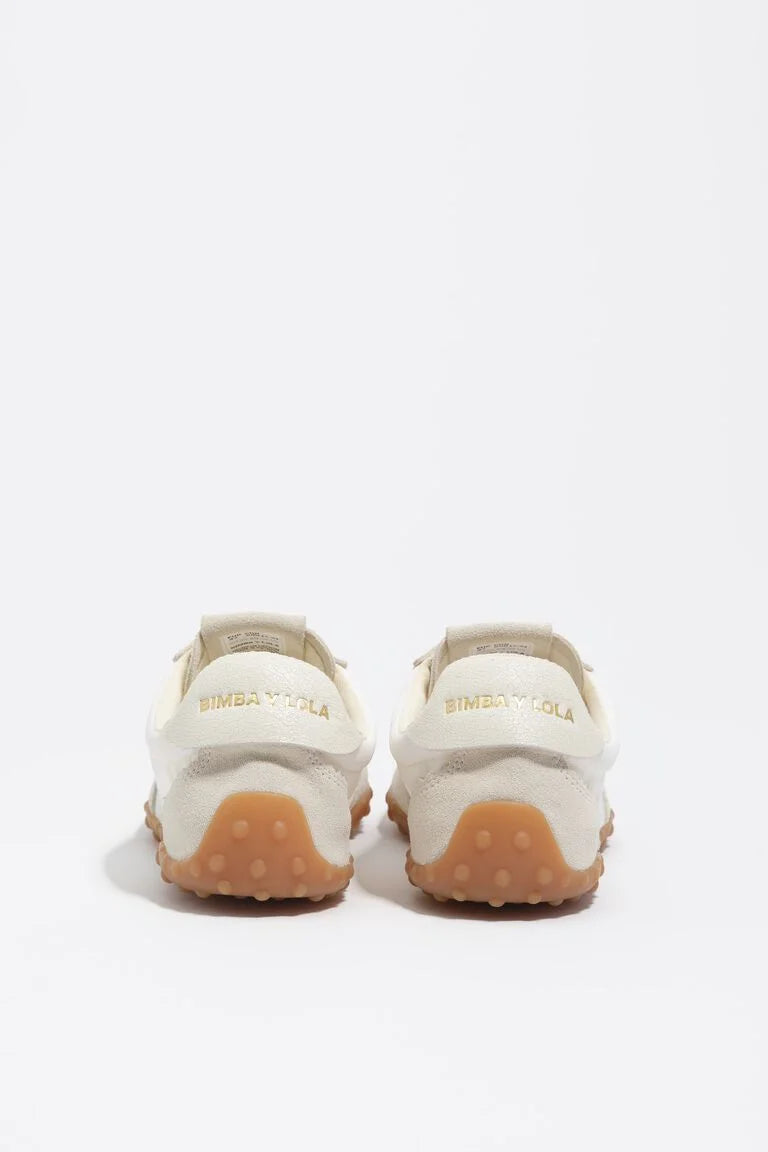 זוג נעלי סניקרס לנשים בצבע לבן עם סוליה חומה, צילום מאחור, לוגו BIMBA Y LOLA על העקב