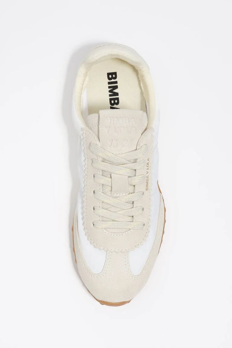 סניקרס נשים עור זמש ובד בצבע בז' ולבן, שרוכים וסוליה גומי, מבט עליון.