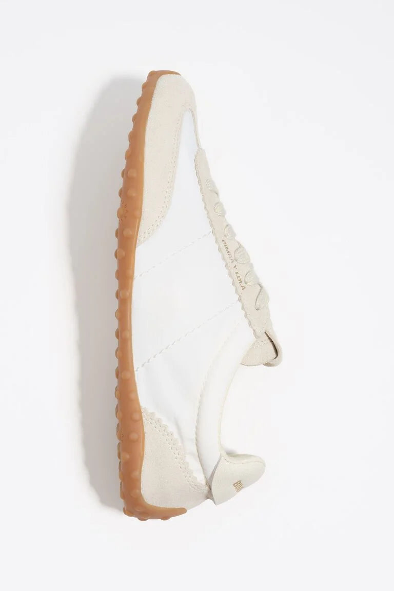 נעל סניקרס עור ולבן עם סוליית גומי חום, עיצוב ספורט אלגנטי, תצלום מוצר על רקע לבן