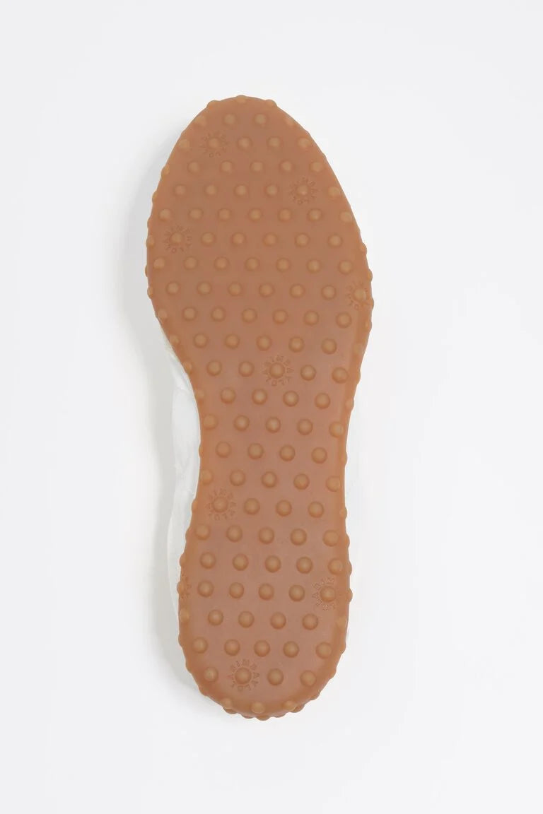 סוליה חומה של נעל ספורט עם דפוס בועות עגולות, צילום על רקע לבן