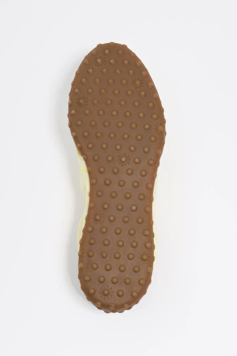 סוליית נעל גומי חומה עם בליטות עגולות דוגמה ייחודית לצילום מוצר