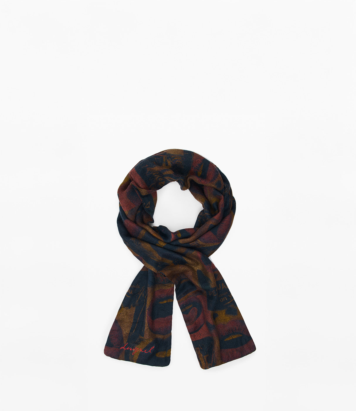 צעיף בד עם דוגמת אמנות מופשטת בגווני שחור, חום ואדום על רקע לבן