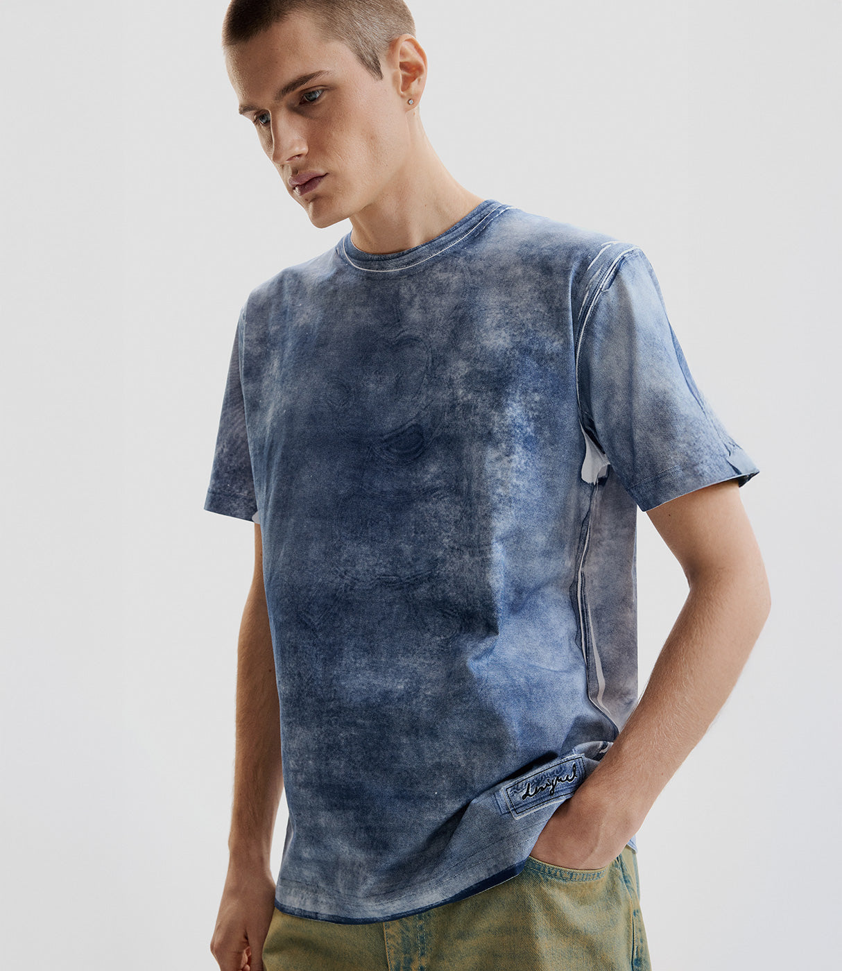 גבר לובש חולצת טי שירט קצרה בגוון כחול משופשף, מראה קז'ואל אופנתי