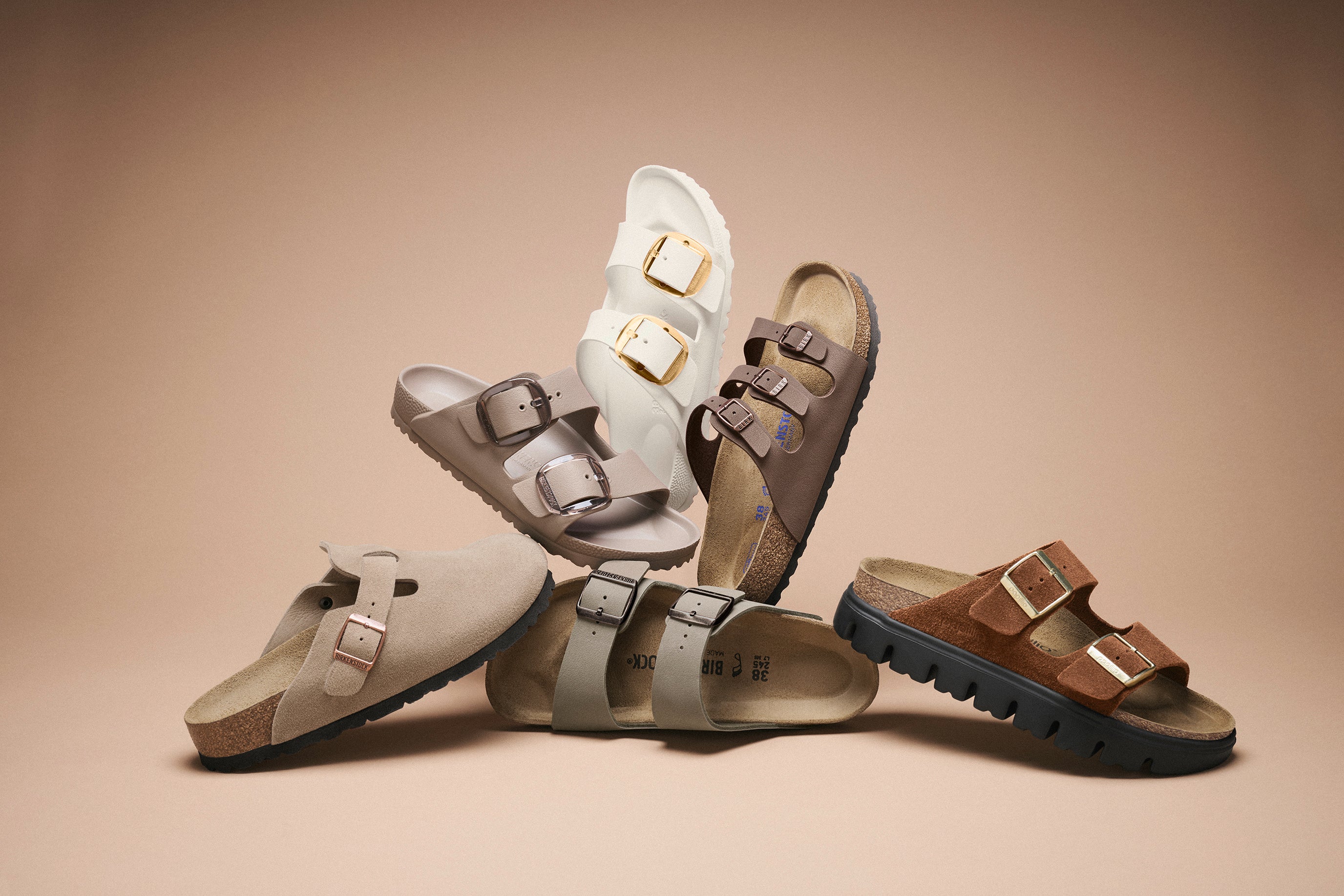 סנדלי בירקנשטוק לנשים במגוון צבעים על רקע בז', נעלי מותגים ב-CHOZEN