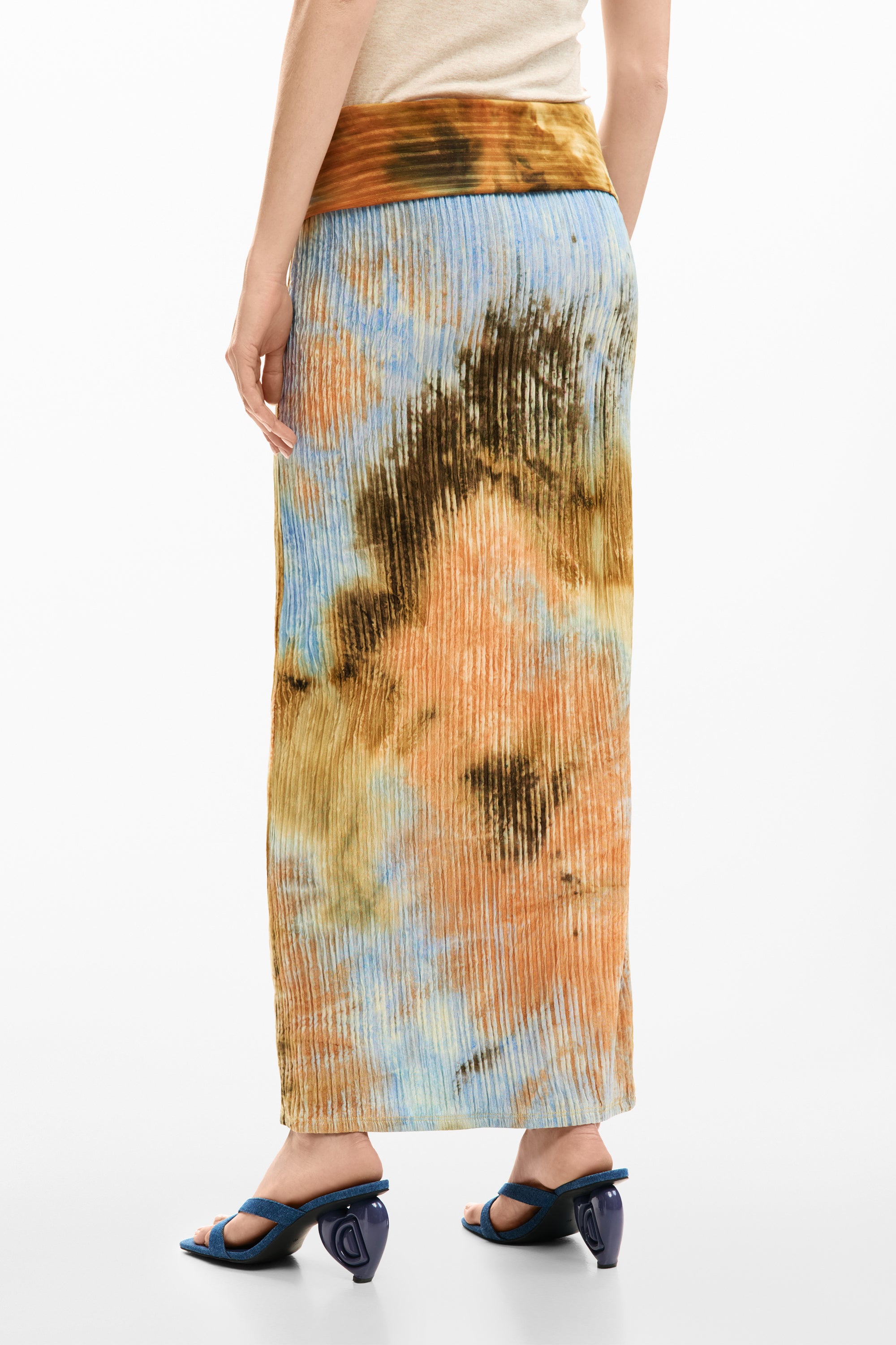 חצאית פליסה באורך מקסי בדוגמת טאי דאי בצבעים כתום, חום ותכלת