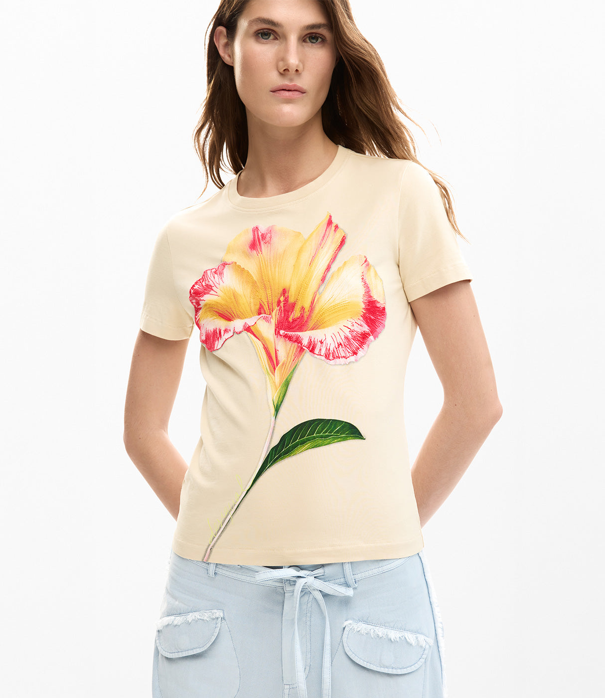 חולצת טי בצבע בז' עם הדפס פרח גדול בגווני צהוב ואדום, אופנה לנשים