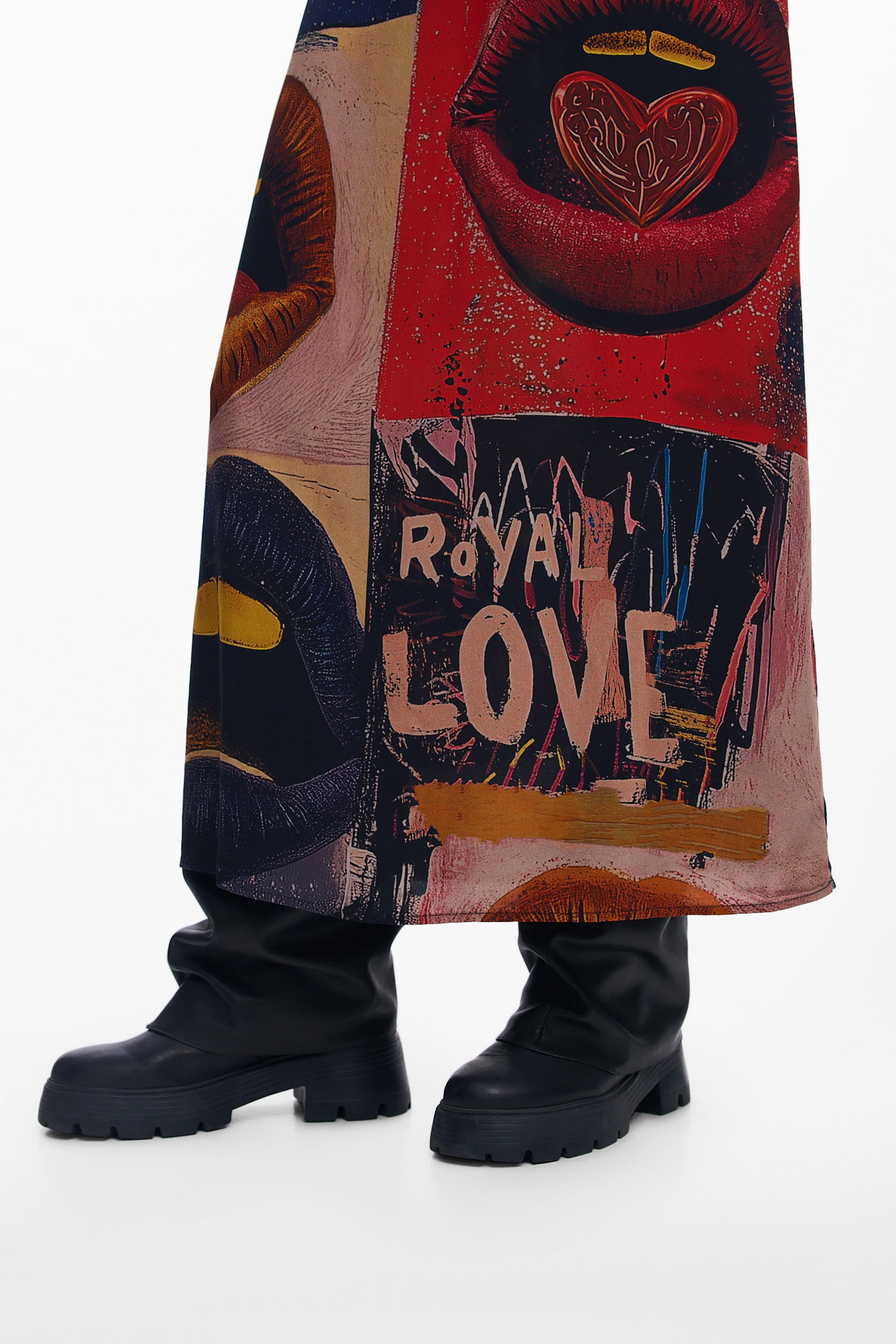 חצאית צבעונית עם הדפסי שפתיים, הכיתוב ROYAL LOVE ומגפיים שחורות לאופנה מודרנית