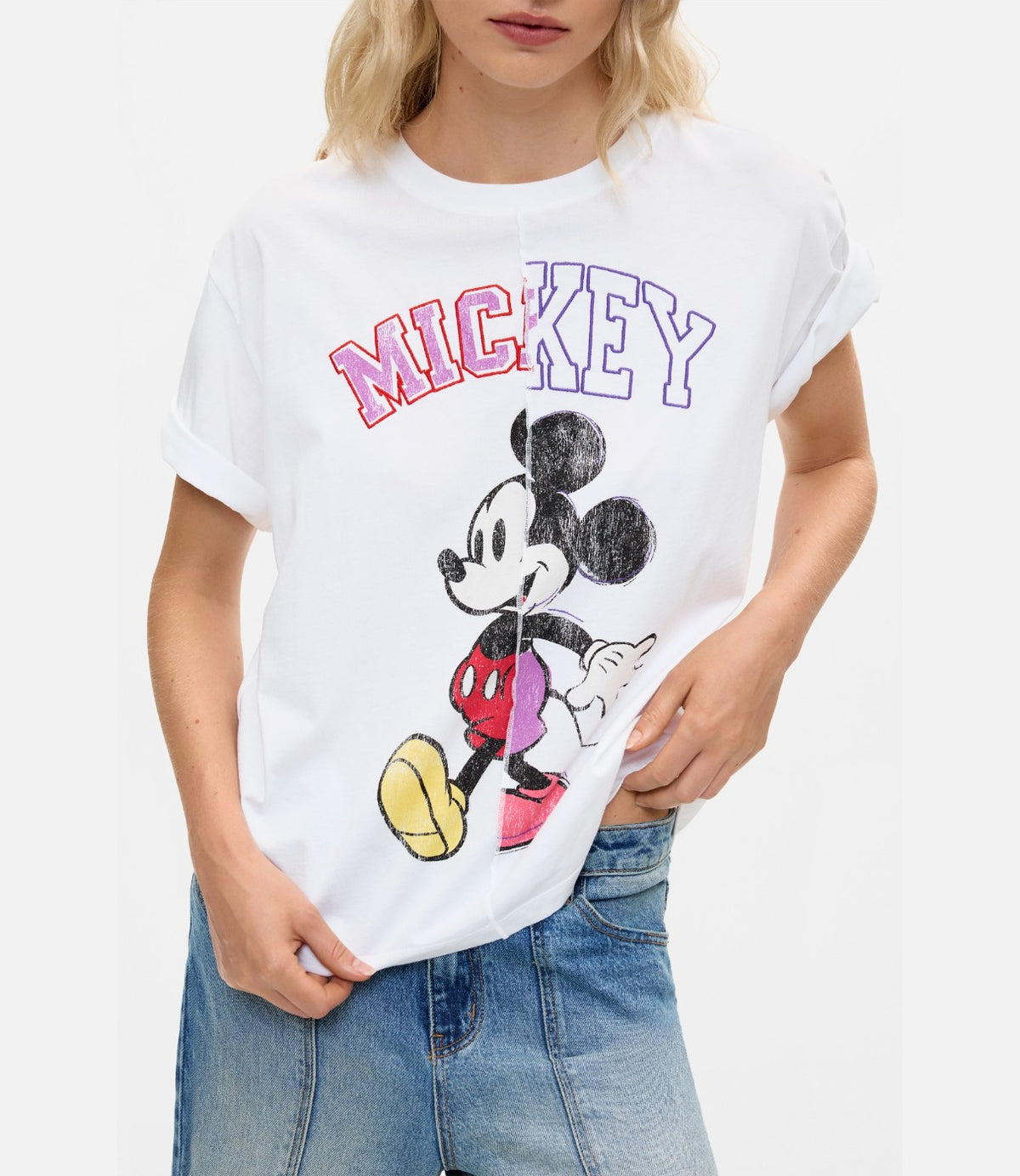תקריב על הדפס מיקי מאוס וכיתוב Mickey על הטישרט הלבנה - CHOZEN