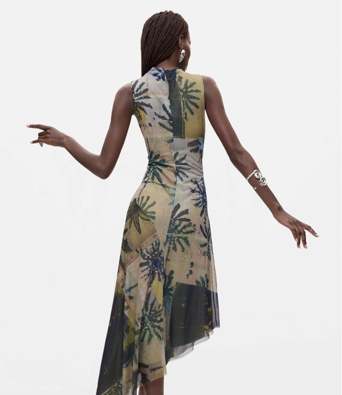 מבט מהגב על גזרת השמלה הצמודה בהדפס פרחוני - CHOZEN