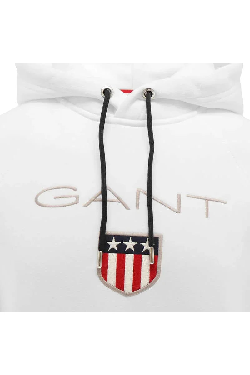 קפוצ׳ון לבן של GANT עם לוגו רקום, חוטים שחורים ועיצוב דגל אמריקאי, באתר CHOZEN