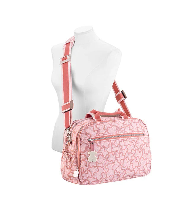 תיק צד ורוד אופנתי עם רצועה עבה ודוגמת לבבות, מוצג על דגם לבן, CHOZEN
