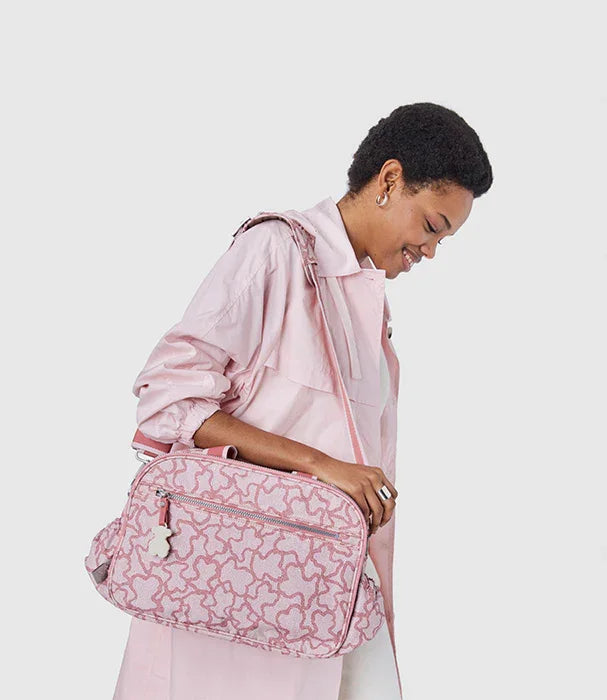 אישה עם מעיל ורוד ותיק אופנתי ורוד דגם קיפלינג, אופנה CHOZEN, קניית מותגים מובילים