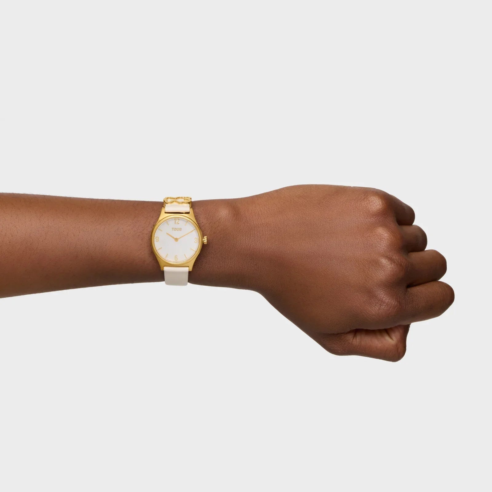 שעון יד זהב קלאסי על פרק יד, צילום מוצר לאתר CHOZEN מותגים מובילים