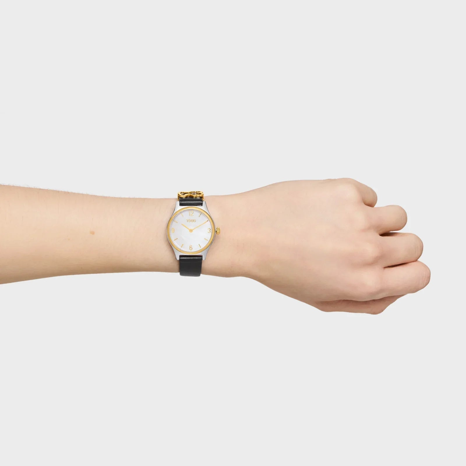 שעון יד יוקרתי עם רצועת עור שחורה ותצוגה בזהב על פרק כף יד, מותג CHOZEN