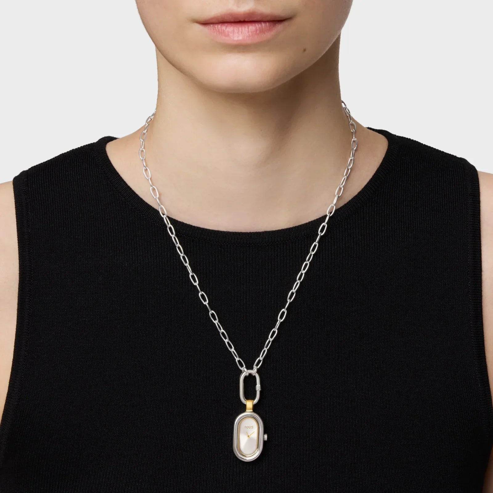 שרשרת כסף עם תליון שעון אופנתי על דגם בחולצה שחורה, מבית מותג CHOZEN