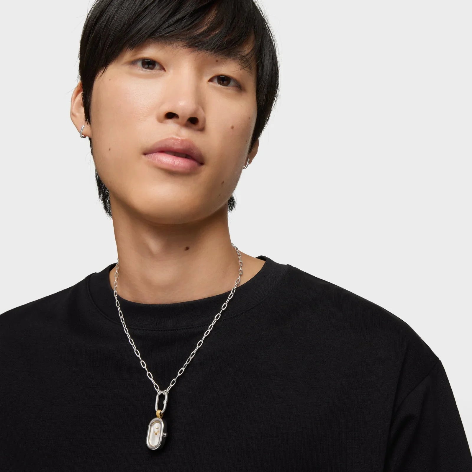 דוגמן לובש שרשרת כסף עם תליון אופנתי, חולצה שחורה, רקע לבן, CHOZEN מותגים מובילים