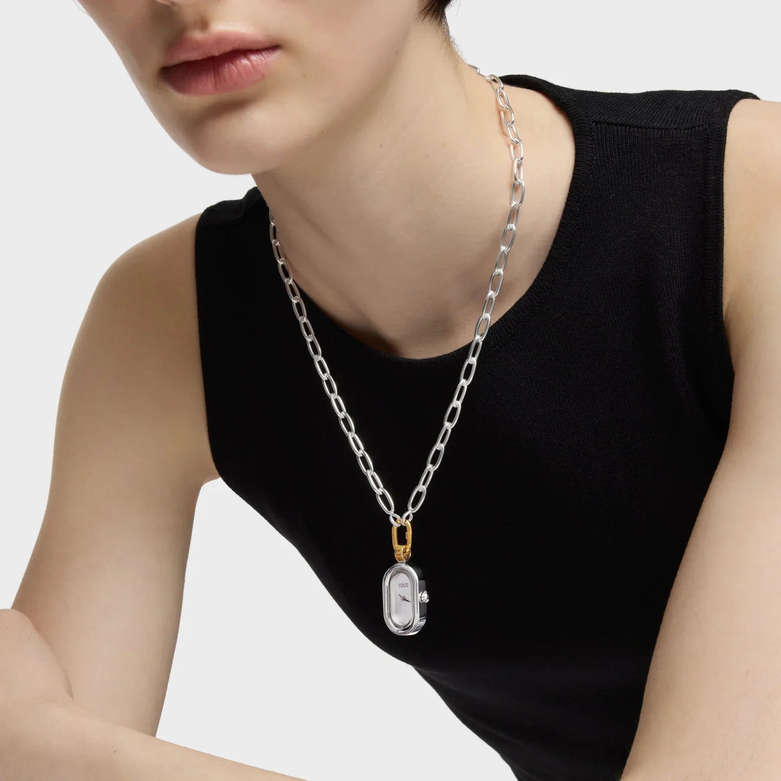 שרשרת כסף עם תליון שעון אופנתי על דוגמנית בחולצה שחורה, CHOZEN מותג יוקרתי