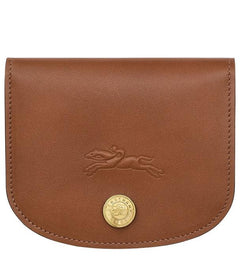 ארנק עור חום בעיצוב יוקרתי עם לוגו וחותמת מוזהבת, מבית CHOZEN אלפא