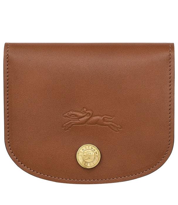 ארנק עור חום בעיצוב יוקרתי עם לוגו וחותמת מוזהבת, מבית CHOZEN אלפא