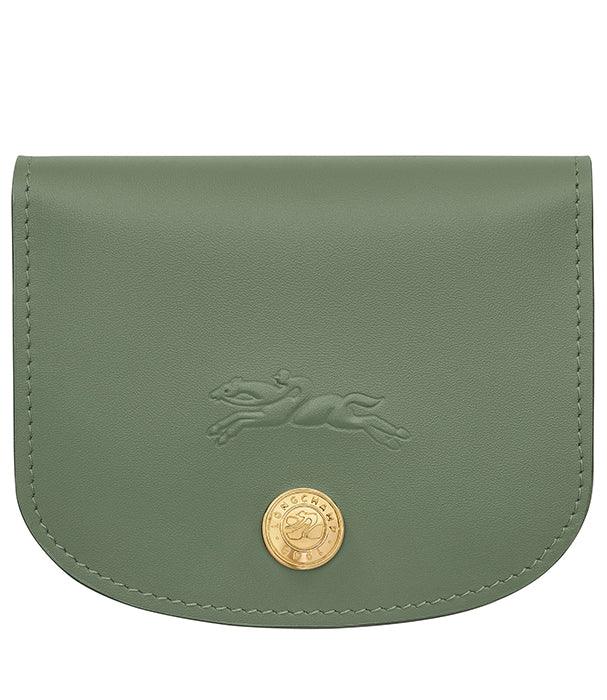 ארנק עור ירוק עם לוגו מוטבע וכפתור זהב, מבית מותג יוקרה ב-CHOZEN
