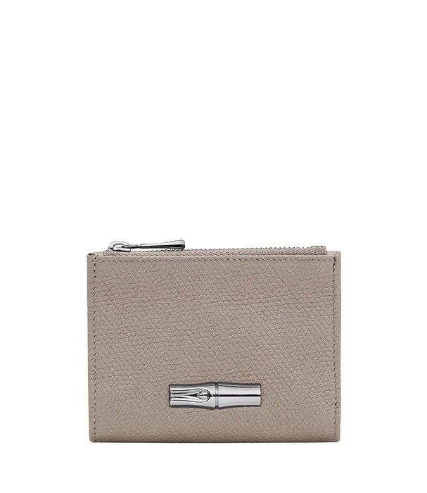 ארנק עור אפור יוקרתי עם רוכסן ותכשיט כסוף, מתוך קולקציית CHOZEN מותגים מובילים