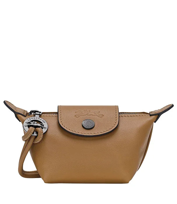 תיק קלאץ' קטן מעור חום של LONGCHAMP, עיצוב יוקרתי מבית CHOZEN קבוצת אלפא