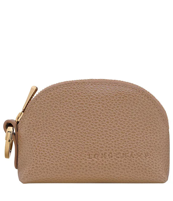 ארנק עור קטן בצבע בז' עם רוכסן זהב של המותג LONGCHAMP, מוצג ב-CHOZEN