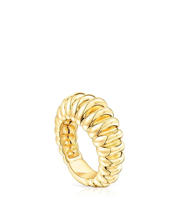 טבעת זהב מעוצבת בעיצוב יוקרתי מבית CHOZEN, משובצת על רקע לבן