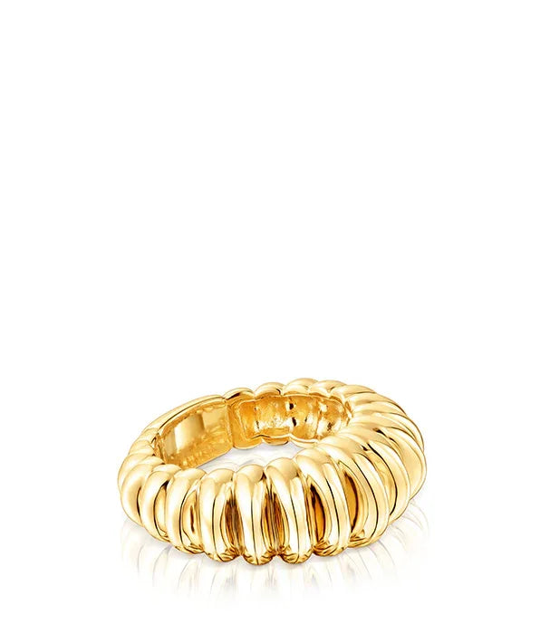 טבעת זהב מעוצבת במראה מודרני, צילום תקריב על רקע לבן, CHOZEN מותגים מובילים