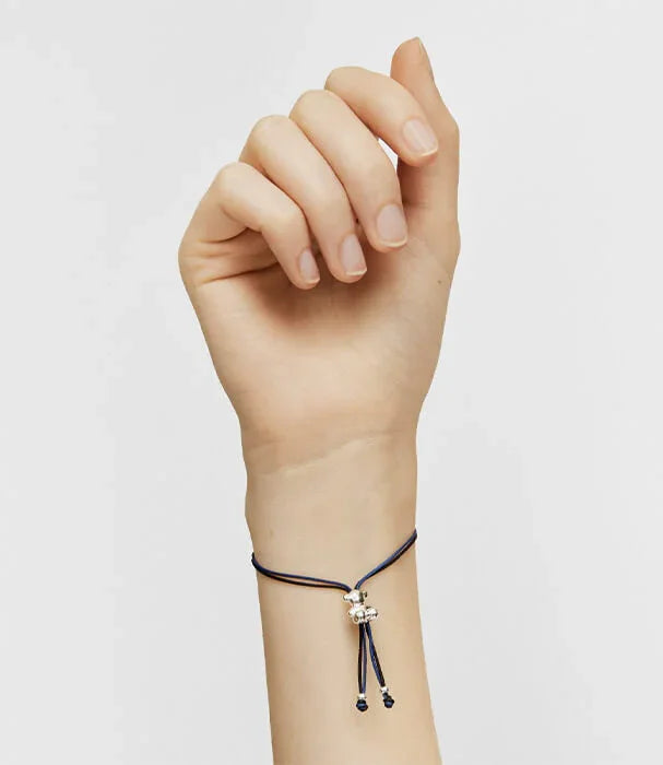 יד עם צמיד חוט כחול ותכשיט כסף, צילום תקריב לקידום מותגי תכשיטים CHOZEN
