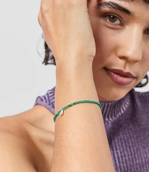 דוגמנית עם צמיד ירוק עדין על פרק כף היד, צילום תדמית למותג תכשיטים CHOZEN