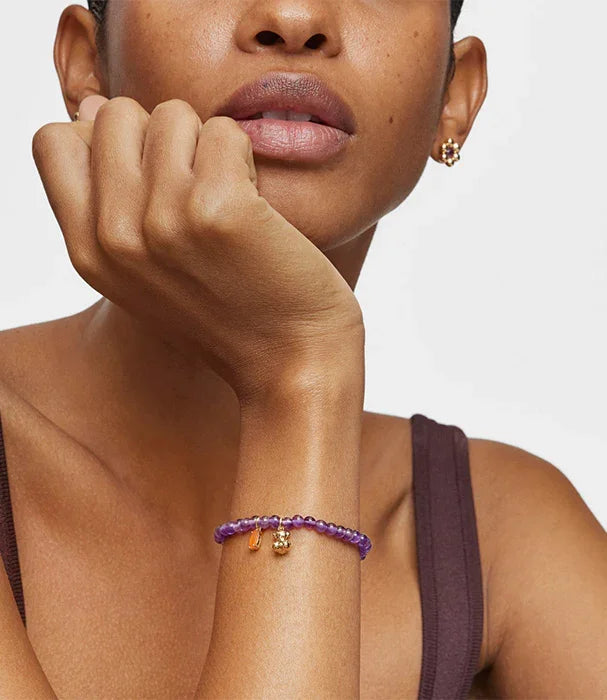 אישה עונדת צמיד חרוזים סגול עם תליונים, תכשיטי אופנה יוקרתיים מבית CHOZEN