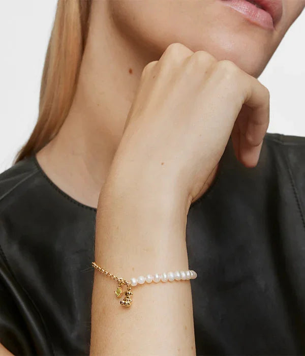 צמיד פנינים וזהב על פרק יד אישה, מותג CHOZEN, אופנה יוקרתית באתר קבוצת אלפא