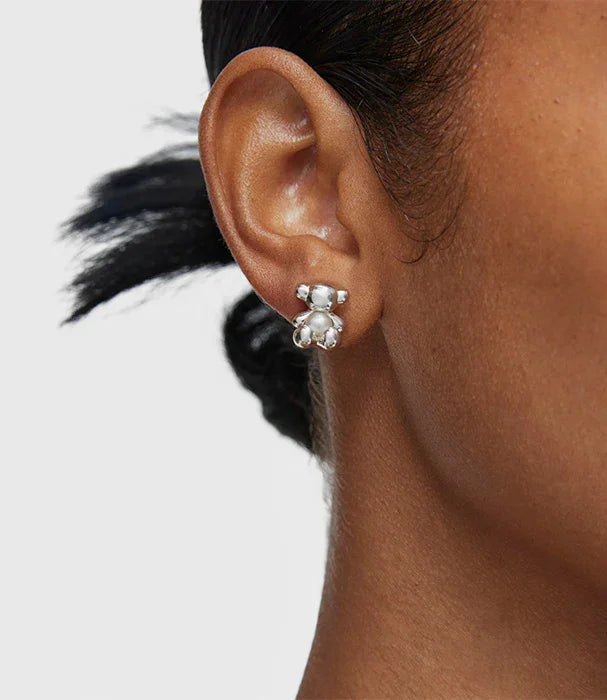 עגיל כסף משובץ פנינים באוזן, מיתוג CHOZEN, תכשיטים יוקרתיים מהיבואן הרשמי