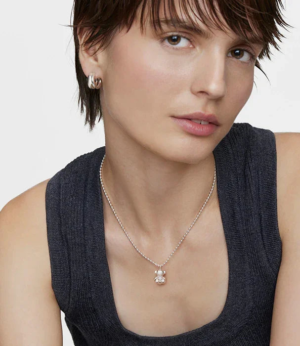 אישה עונדת שרשרת עדינה ועגילים מכסף, אופנה וסטייל CHOZEN מבית קבוצת אלפא