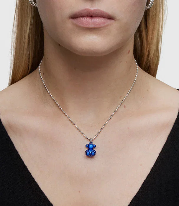 שרשרת כסף עם תליון דובי כחול על דוגמנית, תכשיטי אופנה מ-CHOZEN